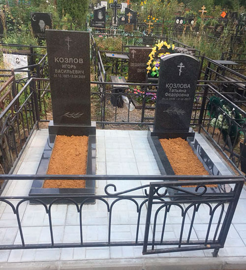 Пример установленного на кладбище памятника