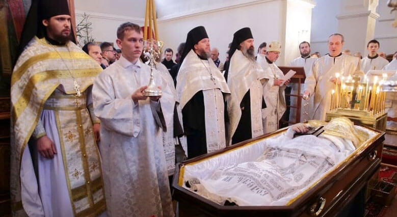 Захоронение по православному обычаю. Через сколько дней после смерти  принято делать похороны? Организация погребения от бюро «Честный Агент»